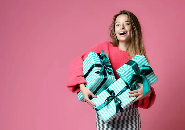 Mooie jonge vrouw winkelen houd pastel groene kleur presenteert geschenkdozen voor Valentijnsdag of verjaardagsfeest — Stockfoto