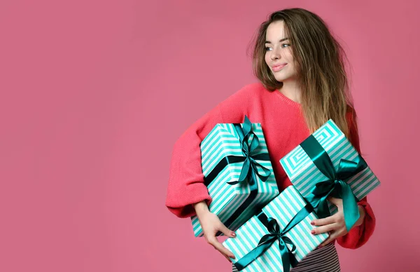 Mooie jonge vrouw winkelen houd pastel groene kleur presenteert geschenkdozen voor Valentijnsdag of verjaardagsfeest — Stockfoto