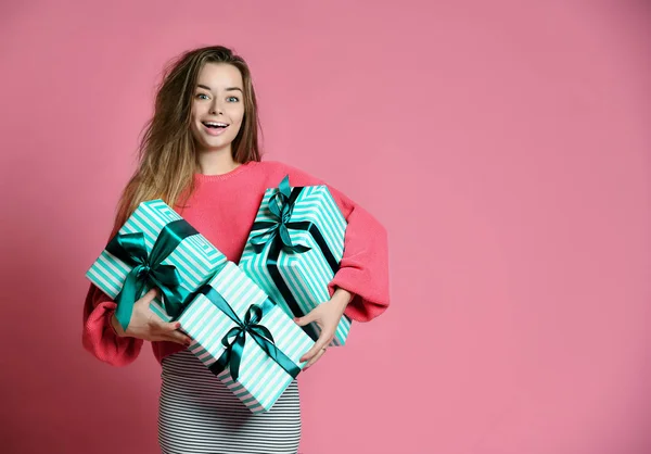 Mulher bonita compras segurar pastel cor verde apresenta caixas de presente para dia dos namorados ou celebração de aniversário — Fotografia de Stock