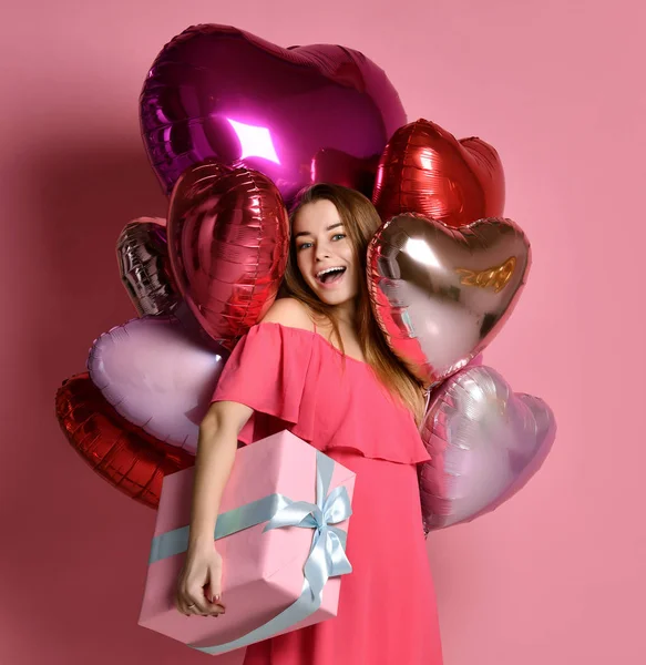 Valentine schoonheid meisje houdt rode en roze lucht ballonnen lachen op roze achtergrond Viering Valentines Day — Stockfoto