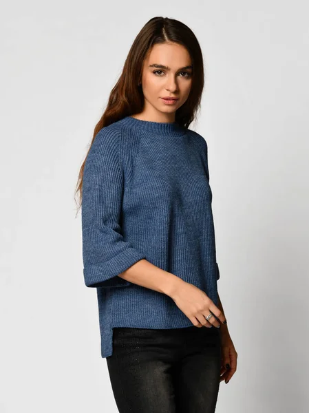 Mooie brunette krullend jongedame poseren in nieuwe casual blauwe blouse trui — Stockfoto