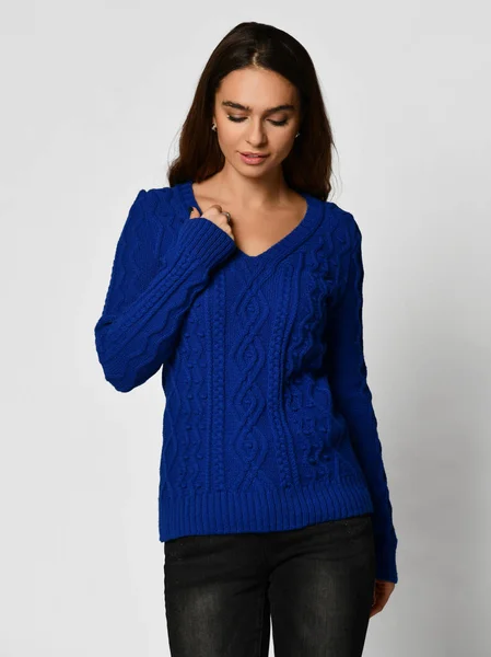 Giovane bella bruna riccia donna in posa in nuovo maglione camicetta blu casual — Foto Stock