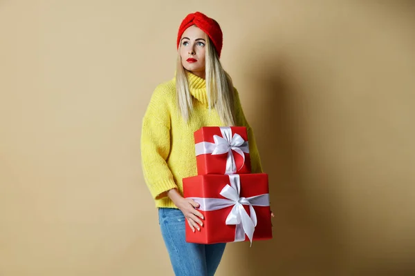 Mulher bonita realizar aniversário vermelho ou dia dos namorados apresenta caixas de presente para a celebração do ano novo sorrindo — Fotografia de Stock