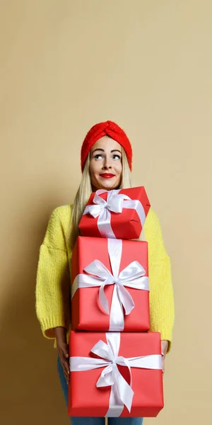 Krásná žena drží červené narozeniny nebo Valentýna dárky dárkové krabičky pro novoroční oslavy s úsměvem — Stock fotografie