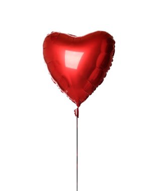 Beyaz bir arka plan üzerinde Sevgililer günü Doğum günü partisinde veya aşk için tek kırmızı kalp balon nesnesi izole