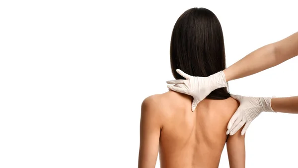 Terapista medico mani in guanti medici che fanno il trattamento fisioterapico guarigione sul massaggio della colonna vertebrale del collo della donna — Foto Stock