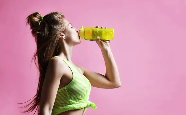 Joven deporte mujer hold potable agua deporte botella en rosa —  Fotos de Stock