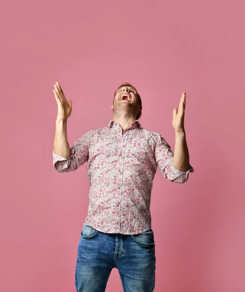 Joven hombre sonriente feliz con la camisa señalando las manos hacia arriba en rosa —  Fotos de Stock