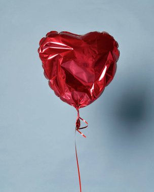 Partin üzerinde sönük kırmızı kalp balon nesne Doğum günü partisi için ya da Sevgililer günü aşk