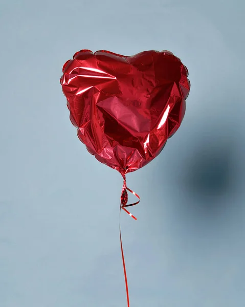 Вечеринка закончилась сдутым красным сердечным шаром объект на день рождения или День Святого Валентина любви — стоковое фото