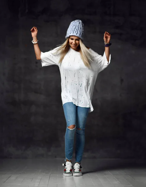 Mulher loira em azul claro chapéu de malha e jeans feliz sorrindo andando posando — Fotografia de Stock