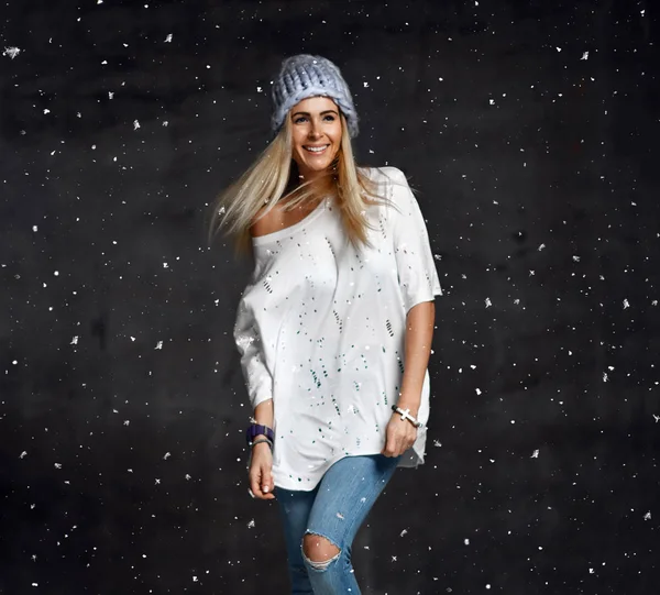 Bionda Donna Azzurro Maglia Cappello Jeans Felice Sorridente Camminare Posa — Foto Stock