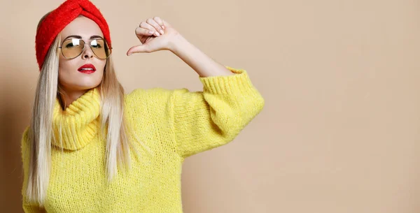 Genç kadın göstermek işaret ifade duygu Yaşasın moda sarı kazak ve kırmızı dudaklar — Stok fotoğraf