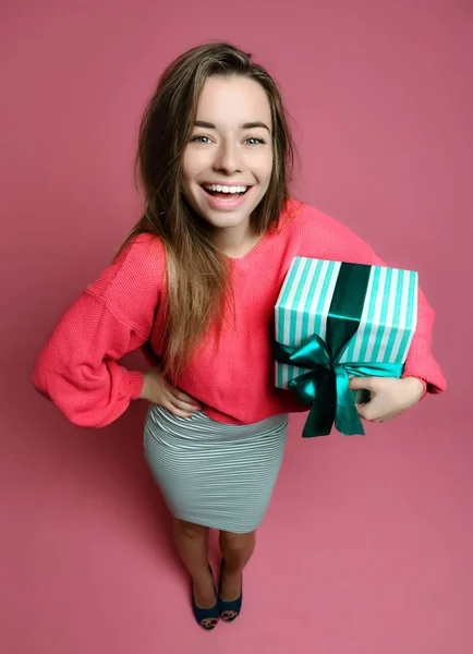 Alışveriş ile güzel kadın pembe üzerinde mutlu sevgililer günü için hediye kutusu sunar — Stok fotoğraf