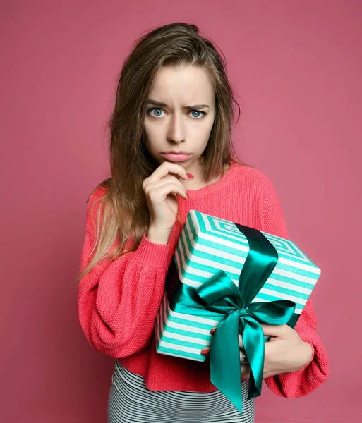 Bella donna con lo shopping presenta confezione regalo per felice giorno di San Valentino su rosa — Foto Stock
