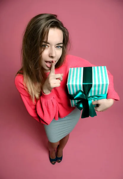 Mooie vrouw met winkelen presenteert luxe-geschenketui voor happy valentines day op roze — Stockfoto