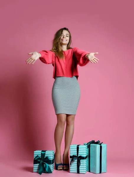 Hermosa Mujer Joven Compras Celebrar Pastel Color Verde Presenta Cajas — Foto de Stock