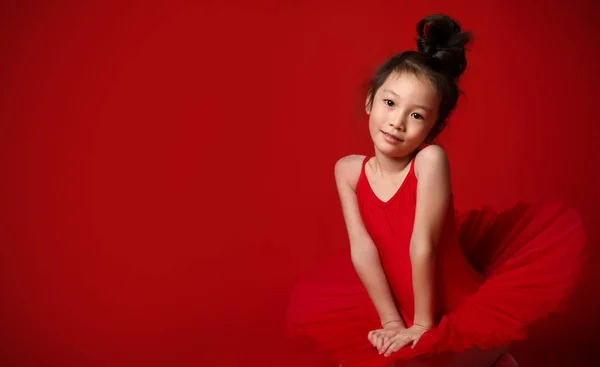 Carino ballerina bambina in bel vestito sta ballando sul rosso — Foto Stock