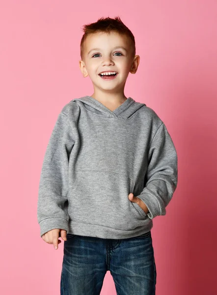 Młode dziecko chłopiec dziecko w szara Bluza z kapturem z niezależnej kopii przestrzeni szczęśliwy — Zdjęcie stockowe