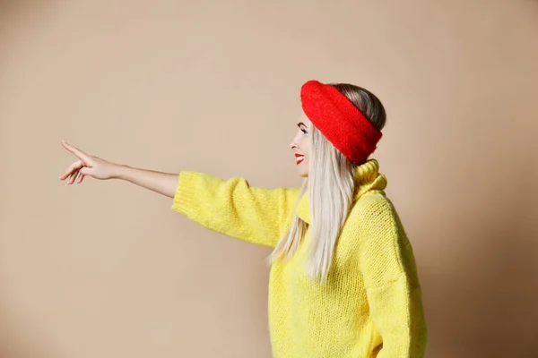 Junge Frau Zeigt Mit Dem Finger Auf Text Raum Ausdruck — Stockfoto