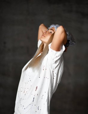 Hafif mavi örgü şapka ve kot poz yukarı seyir gülümseyen mutlu sarışın kadın 