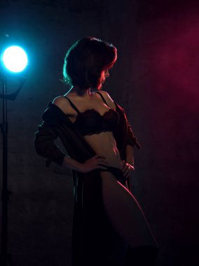 Mavi ve pembe neon ışık modern şık bahar ceket ve siyah iç çamaşırı poz güzel hippi kız