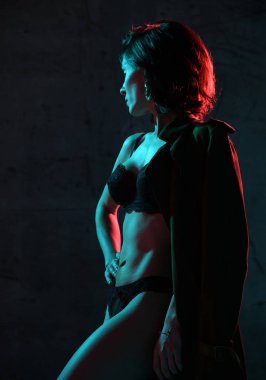 Mavi ve pembe neon ışık modern şık bahar ceket ve siyah iç çamaşırı poz güzel hippi kız