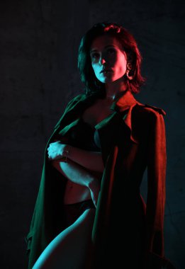 Mavi ve pembe neon ışık modern şık bahar ceket ve siyah iç çamaşırı poz güzel hippi kız