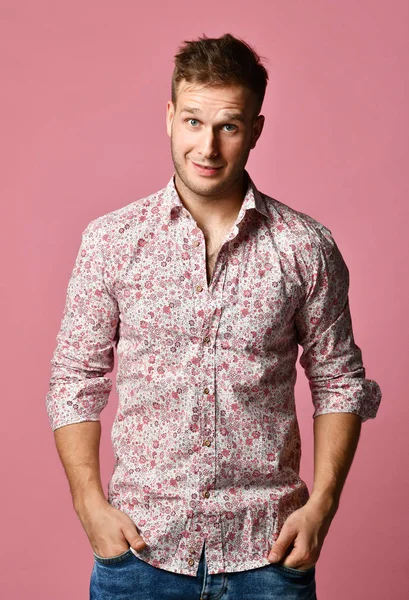 Young successful happy smiling business man in shirt standing posing on pink — Stock Photo, Image