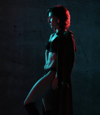 Mavi ve pembe neon ışık modern şık bahar ceket ve siyah iç çamaşırı poz güzel hippi kız