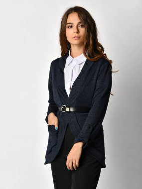 Genç güzel kadın yeni siyah moda kış elbise tam vücut üzerinde beyaz bir poz 