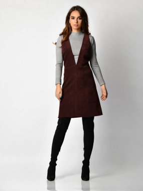 Genç güzel kadın yeni siyah moda kış elbise tam vücut üzerinde beyaz bir poz 