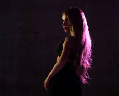 Güzel seksi sarışın kadın moda deri sutyen mavi ve pembe neon ışık poz