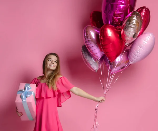 Valentine schoonheid meisje houdt rode en roze lucht ballonnen lachen op roze achtergrond Viering Valentines Day — Stockfoto