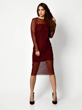 Genç güzel kadın yeni karanlık beslenen moda kış elbise tam vücut içinde poz 