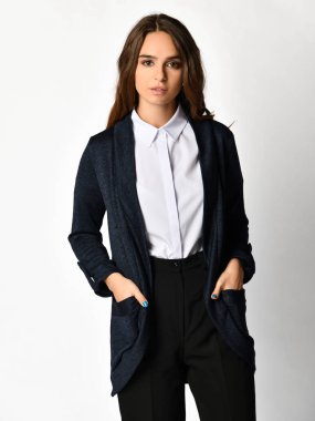 Genç güzel kadın yeni siyah moda kış elbise tam vücut üzerinde beyaz bir poz 