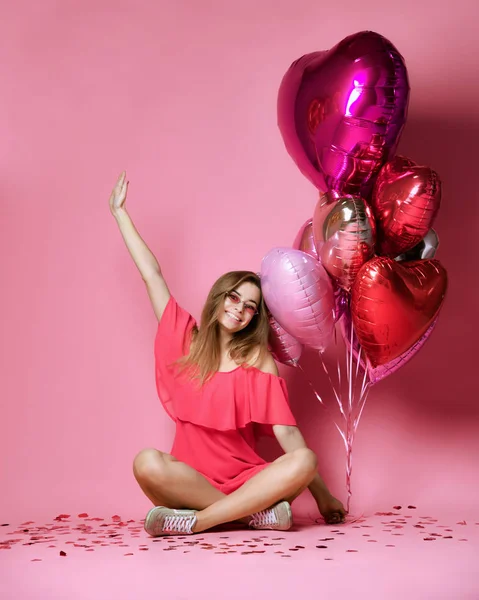 Valentine schoonheid meisje houdt rode en roze lucht ballonnen lachen op roze achtergrond Viering Valentines Day — Stockfoto