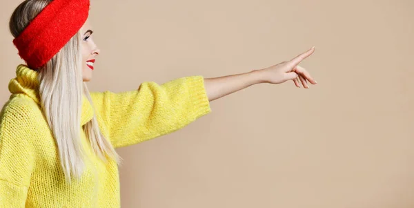 Genç kadın moda sarı kazak ve kırmızı dudaklar için metin alanı ifade duygu parmakları işaret — Stok fotoğraf