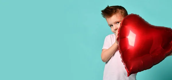 Küçük çocuk aşk popüler yeşil Sevgililer günü kutlamak için büyük kırmızı kalp balon tutun — Stok fotoğraf