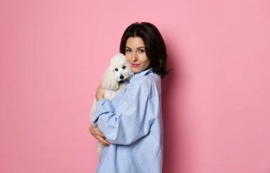 Güzel kadın güzel beyaz kaniş köpek köpek pink sarılma