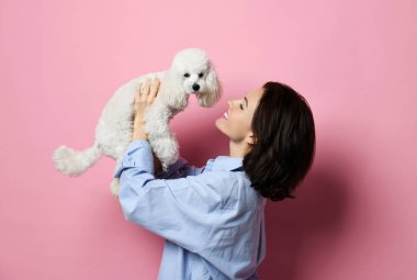 Güzel kadın güzel beyaz kaniş köpek köpek pink sarılma