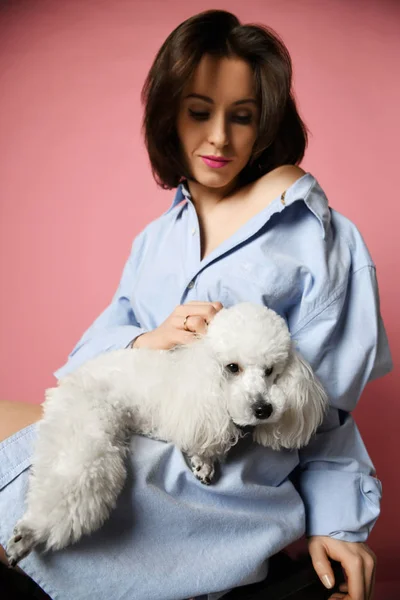 Schöne Frau hält ihren schönen Pudel Hundewelpen — Stockfoto