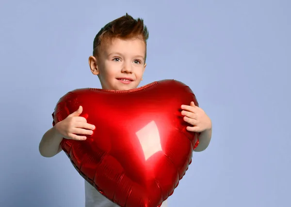 Menino Amor Segurar Grande Balão Coração Vermelho Para Celebrar Dia — Fotografia de Stock