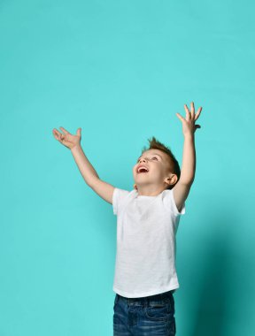 Genç bebek çocuk çocuk beyaz tişört serbest metin kopya alanı başını mutlu tutar