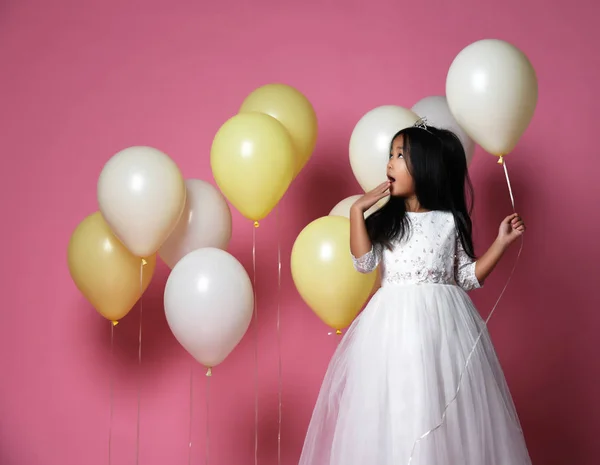 Lachende jongen meisje met ballonnen in prinses jurk met tiara — Stockfoto