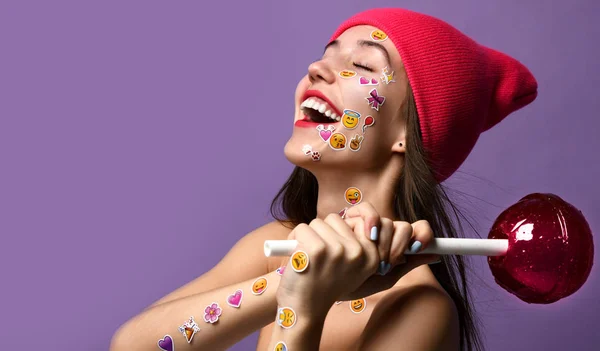 Gülümseyen yüzü ve elleri mutlu popüler sosyal emoji gülümsüyor çıkartmaları ile esmer kadın gülüyor tutun büyük tatlı lolly pop şeker — Stok fotoğraf