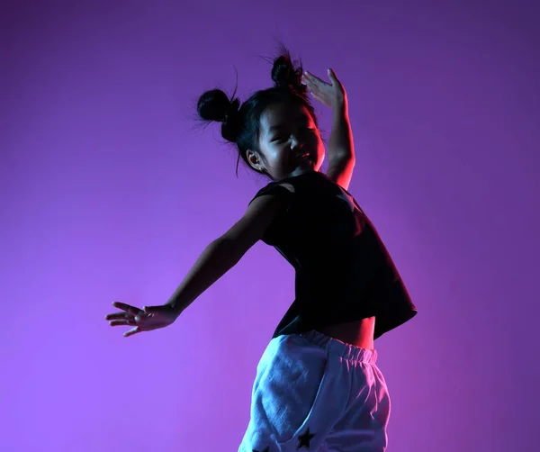 Asiatico bambino ragazza in camicia e pantaloni con stelle danze e salti — Foto Stock