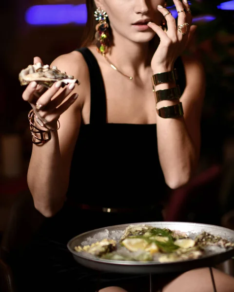Hermosa mujer morena moda sexy en restaurante interior caro comer ostras — Foto de Stock