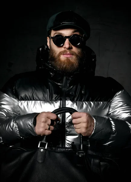 Жестокий Бородатый Мужчина Серебряной Зимней Куртке Кепке Круглых Современных Солнцезащитных — стоковое фото