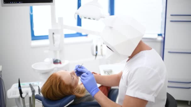 Médecin dentiste en masque de panda polygonal faire la chirurgie de traitement dentaire d'hygiène buccale dans l'armoire dentaire — Video